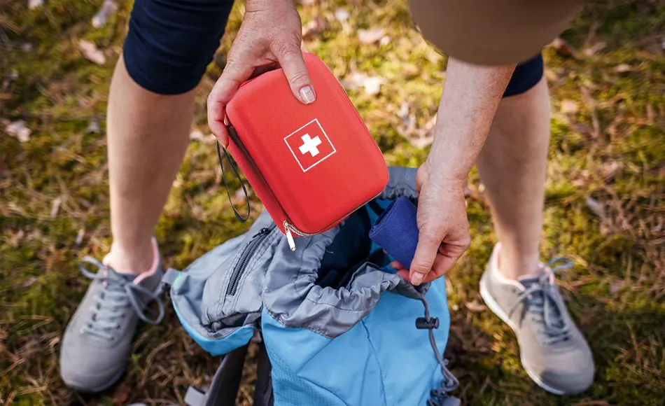 Was gehört in ein Outdoor-Erste-Hilfe-Set?