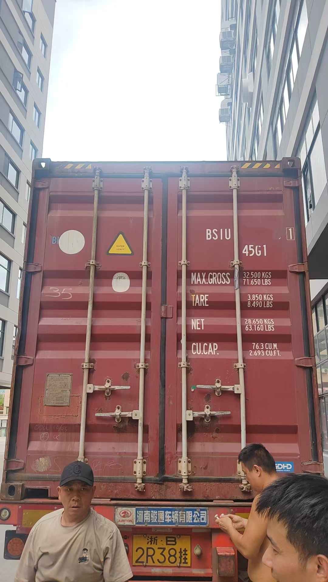 Tägliche Containerverladung bei Yiwu Kebon: Erste-Hilfe-Sets bereit für die weltweite Lieferung